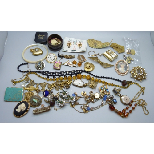 990 - A collection of costume jewellery