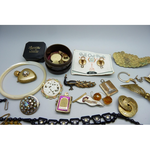 990 - A collection of costume jewellery