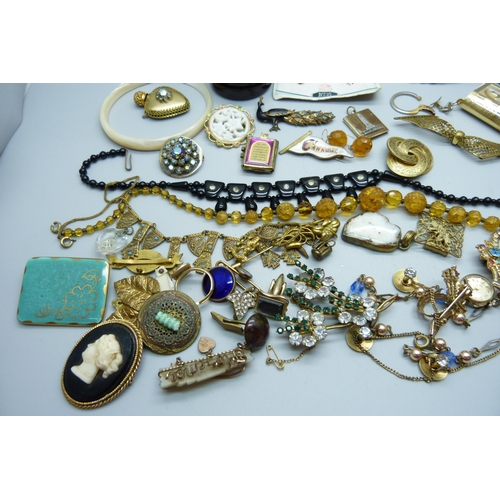 990 - A collection of costume jewellery