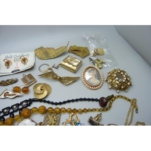 990 - A collection of costume jewellery