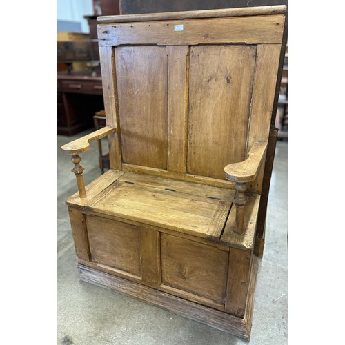 320 - A Victorian style pine settle