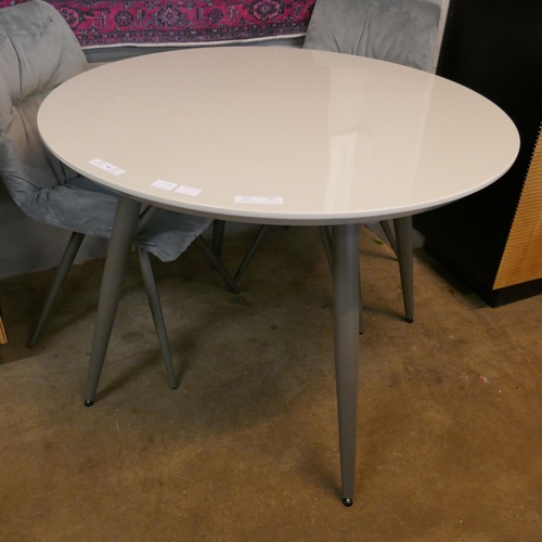 1372 - A Logan circular dining table