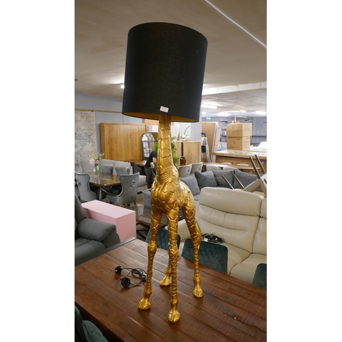 1392 - A large floor standing lamp in the form of a giraffe