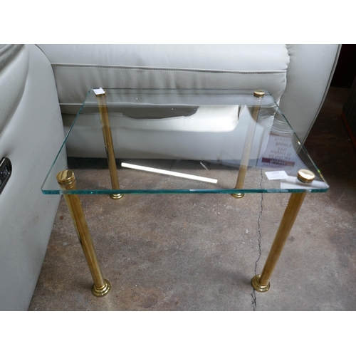 1459 - A lamp table with brass legs