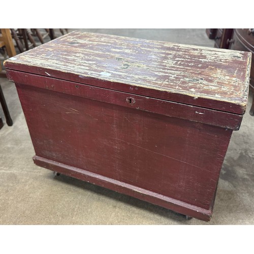 344 - An early 20th Century pine blanket box