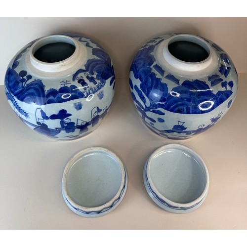 129 - A pair of large Chinese blue and white porcelain ginger jars and covers 24cms h