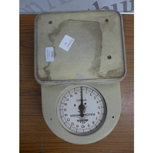 2299 - A set of vintage Stones of Croydon personal weighing scales