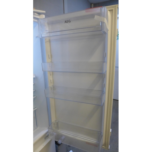 4060 - AEG Integrated 70/30 Fridge Freezer (Frost Free) - Model: OSC6N181ES (552-77) *This lot is subject t... 