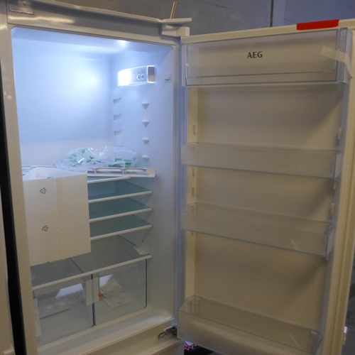 4060 - AEG Integrated 70/30 Fridge Freezer (Frost Free) - Model: OSC6N181ES (552-77) *This lot is subject t... 