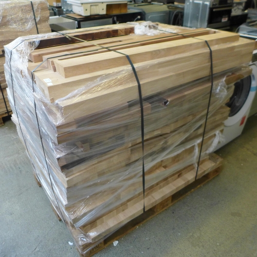 A pallet of solid oak offcuts (552-81) *This lot is subject to VAT