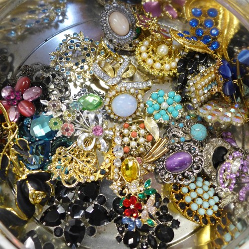 657 - A collection of costume brooches