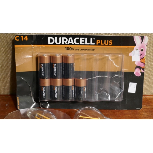 6089 - Belkin Powerbanks, Duracell Plus C Batteries, Conglom Chandelier Filiment Bulbs (326A - 44,55,201) *... 