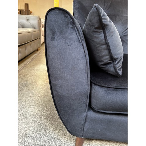 1522 - A Hoxton black button back velvet chaise RRP £919