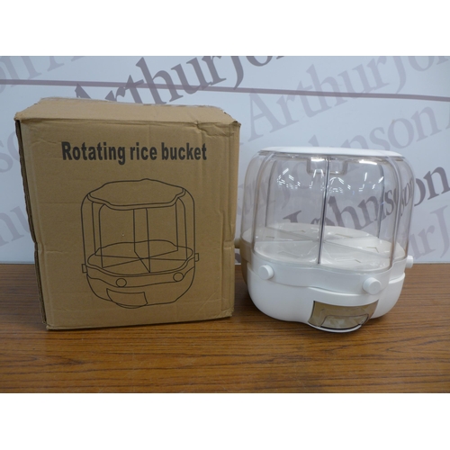 2259 - A rotating rice bucket