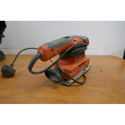 2022 - A quantity of power tools including a Black & Decker KA197E, 240V, 220W electric sander, a Dirt Devi... 