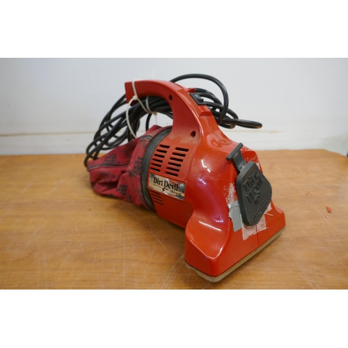 2022 - A quantity of power tools including a Black & Decker KA197E, 240V, 220W electric sander, a Dirt Devi... 