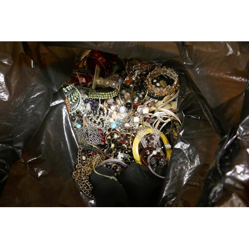 2053 - A 10kg bag of costume jewellery