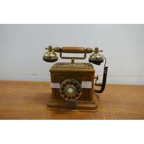 2059 - A vintage Daklin Museum Series telephone