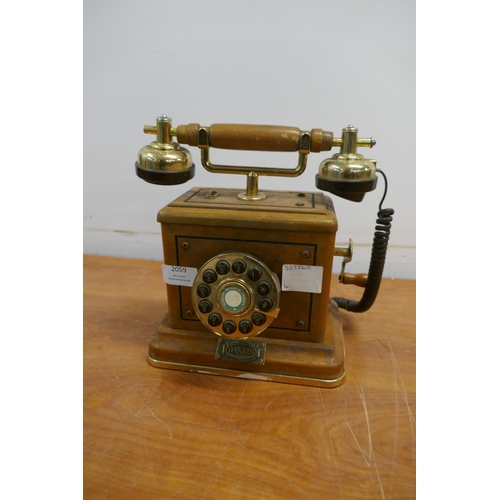 2059 - A vintage Daklin Museum Series telephone