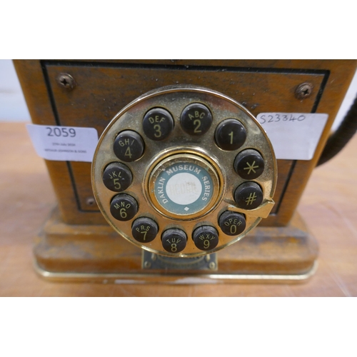 2059 - A vintage Daklin Museum Series telephone