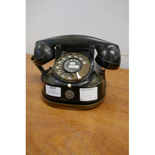 2062 - An FTR bakelite telephone and a 332L bakelite telephone