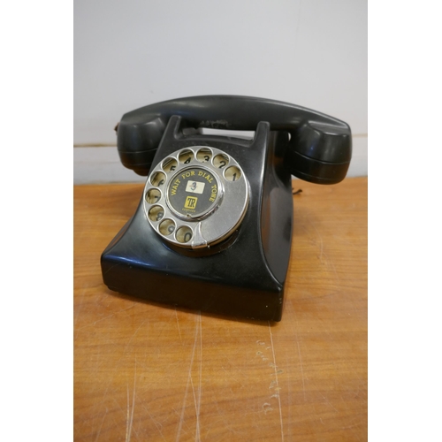 2062 - An FTR bakelite telephone and a 332L bakelite telephone