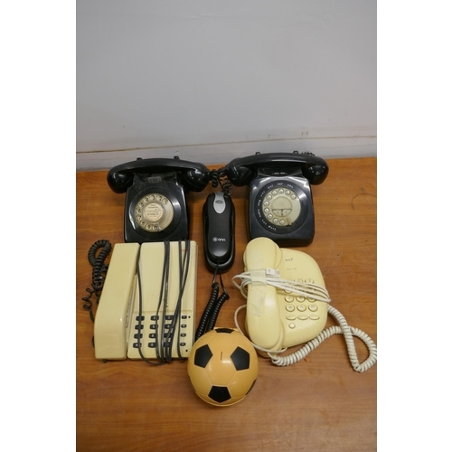 2047 - A quantity of assorted vintage telephones