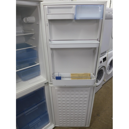 2104 - A Bosch Classixx model KGV28325GB Maxx freestanding, 50/50 fridge freezer