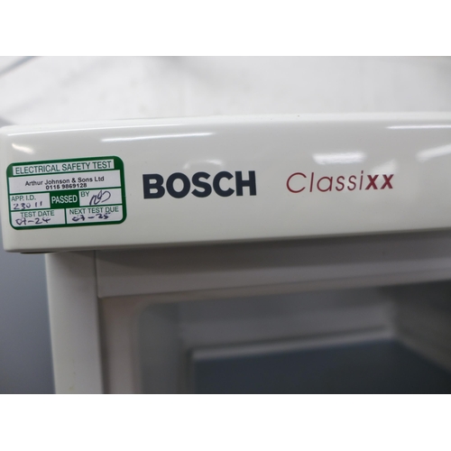 2104 - A Bosch Classixx model KGV28325GB Maxx freestanding, 50/50 fridge freezer