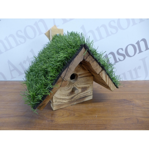 2156 - A wooden birdhouse with a rubber crumb roof and a wooden birdhouse with an artificial grass roof