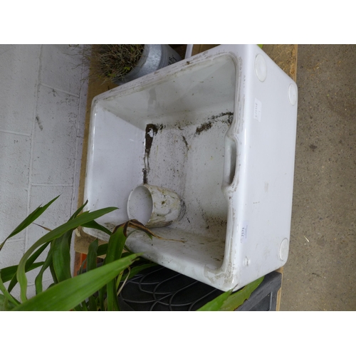 2173 - A selection of assorted garden planters and a large white ceramic Belfast sink