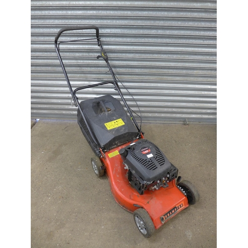 2188 - A Champion petrol powered lawnmower with a 46cm cutting width - with collection box