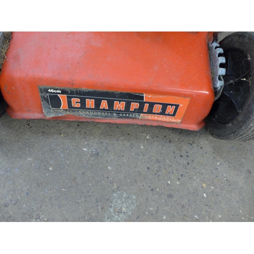 2188 - A Champion petrol powered lawnmower with a 46cm cutting width - with collection box