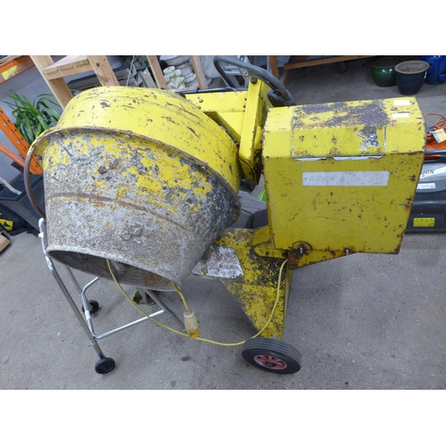 2204 - A large 110v cement mixer