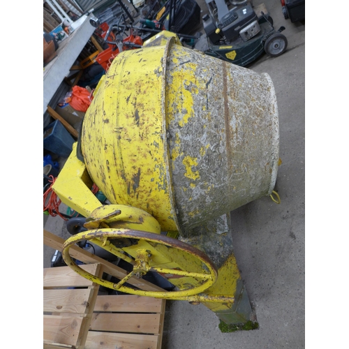 2204 - A large 110v cement mixer