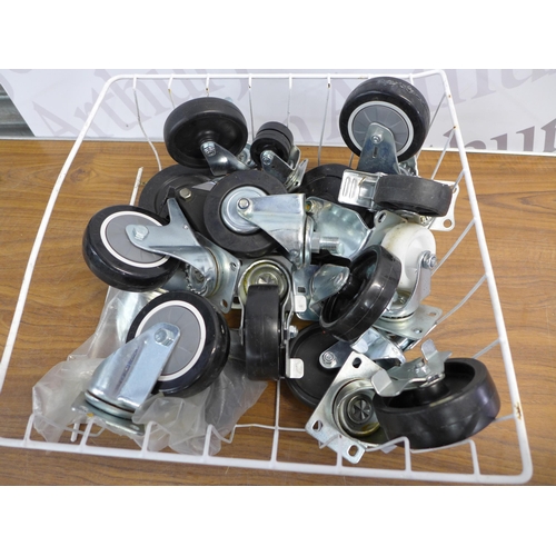 2206 - A mixed lot of caster wheels