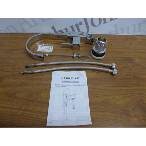 2221 - A stainless steel chrome mixer tap with flexible connection hoses