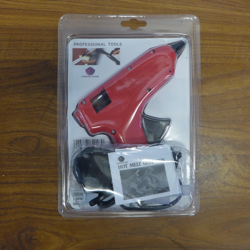 2047A - 3 Hot Melt glue guns, 240V ac, BSI Approved with 200 x 11mm glue sticks (unused)