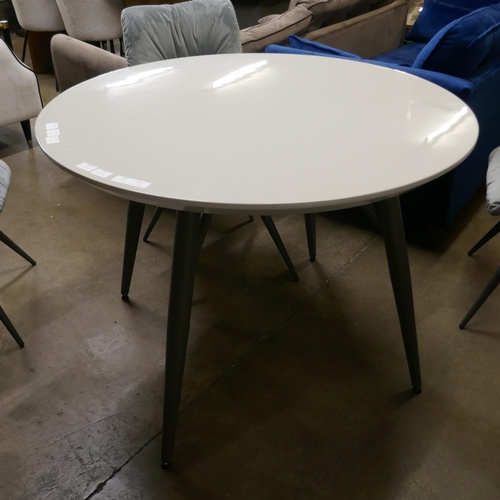 1361 - A Logan circular dining table