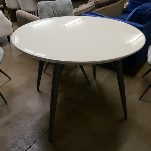 1362 - A Logan circular dining table