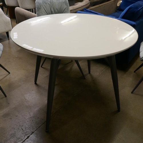 1363 - A Logan circular dining table