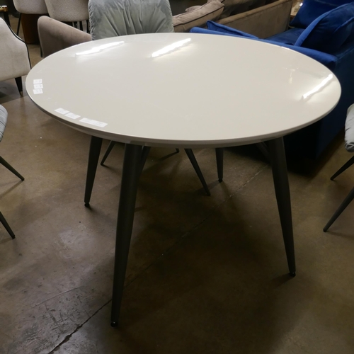 1364 - A Logan circular dining table