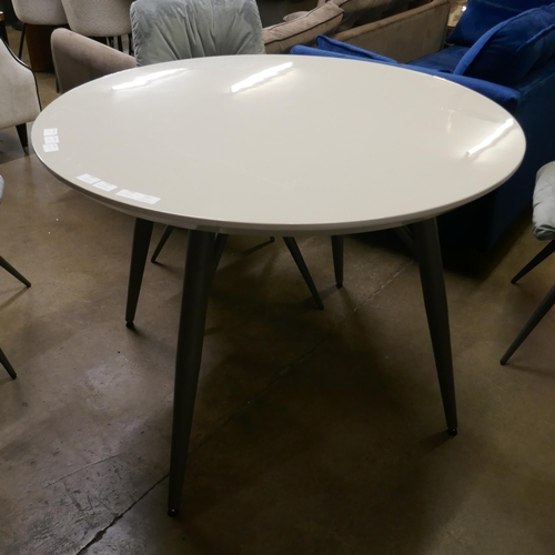 1365 - A Logan circular dining table