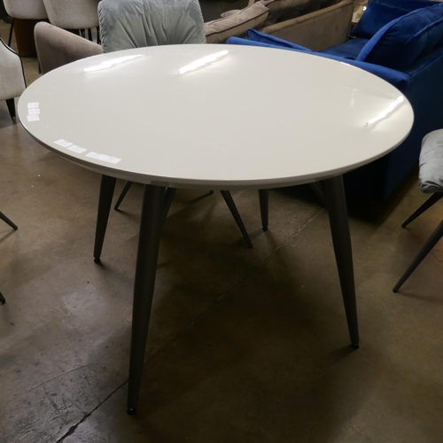 1366 - A Logan circular dining table