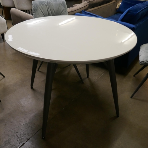 1367 - A Logan circular dining table