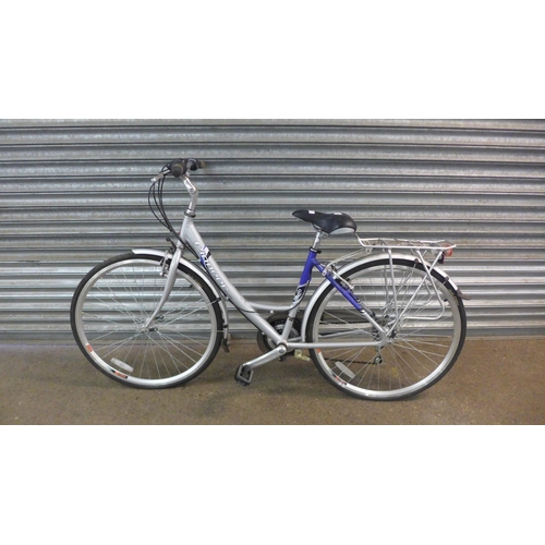 2122 - A Raleigh Pioneer Metro ladies bike