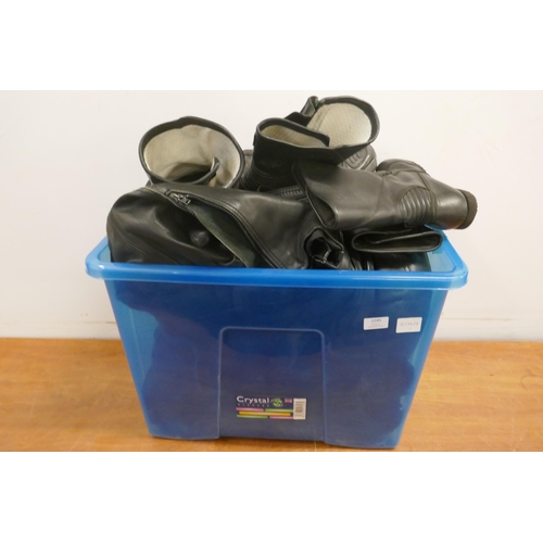 2285 - Set of motorbike leathers including two pairs of boots size 7-10, a pair of gloves, two pairs of tro... 