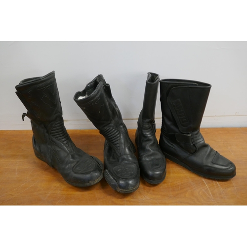 2285 - Set of motorbike leathers including two pairs of boots size 7-10, a pair of gloves, two pairs of tro... 