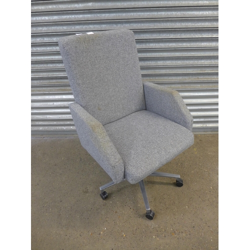 2112 - A grey office desk chair