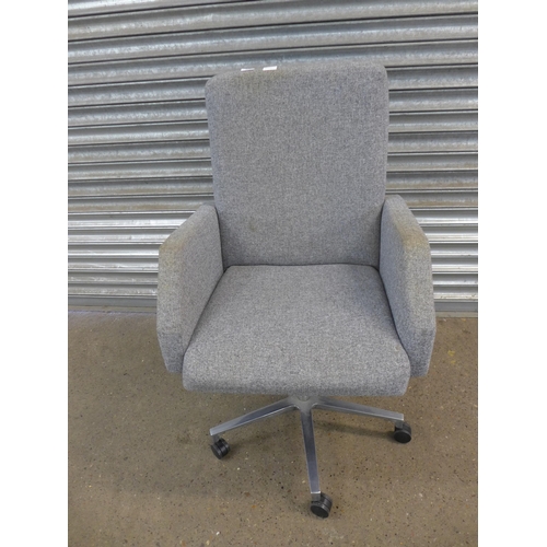 2112 - A grey office desk chair